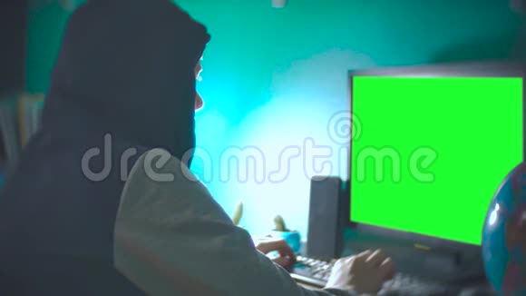 黑客人程序员在引擎盖使用计算机黑客信息和数据从用户帐户绿色钥匙三角橙视频的预览图