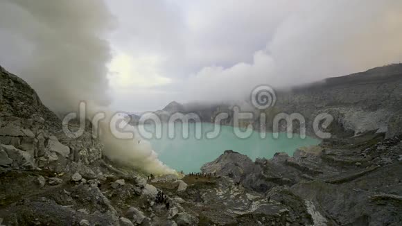 KawahIjen火山口硫酸浓白烟视频的预览图