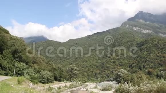 阿布哈兹里萨湖附近的高加索山脉视频的预览图