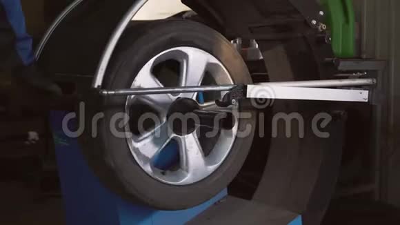 轮胎服务中的汽车车轮平衡视频的预览图
