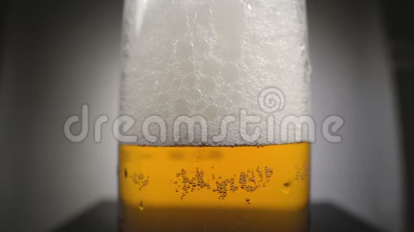 白色泡沫玻璃中的黄金啤酒视频视频的预览图