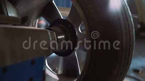 轮胎服务中的汽车车轮平衡视频的预览图