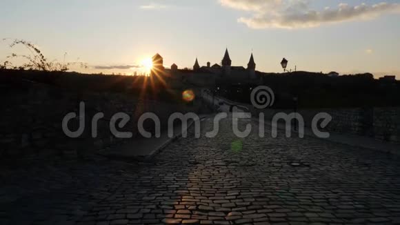 在美丽的日落中通往卡门涅茨波多尔斯克堡垒的车道视频的预览图