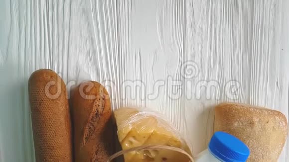 传统的木制背景纸奶面包奶酪视频的预览图