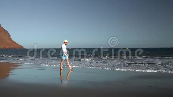 日落时沿着海边散步的快乐男人无忧无虑的现代生活理念加那利群岛视频的预览图