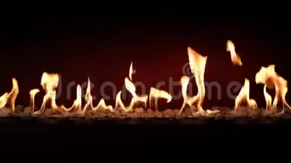明亮可爱令人满意的气氛在舒适的原木壁炉中缓慢燃烧着橙色的火焰视频的预览图