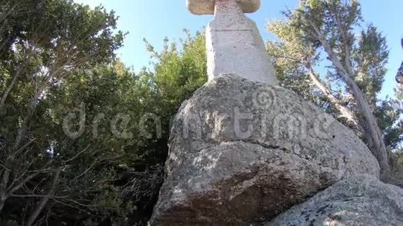 法国比利牛斯山脉的花岗岩十字和灿烂的太阳法国南部的奥德视频的预览图