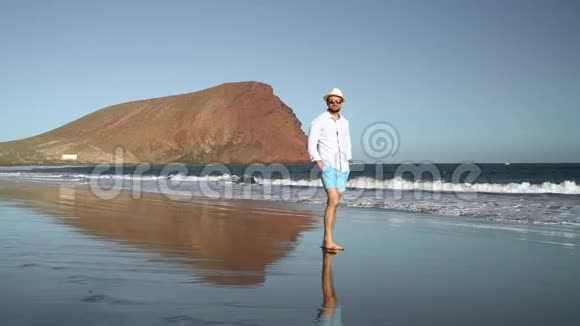 日落时沿着海边散步的快乐男人无忧无虑的现代生活理念加那利群岛视频的预览图
