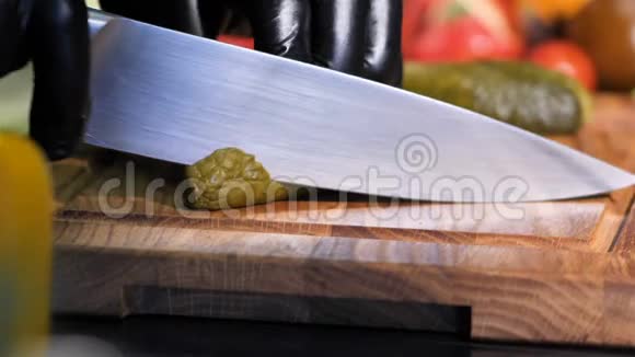厨师用刀子把腌制好的黄瓜切在木板上准备做饭健康饮食视频的预览图
