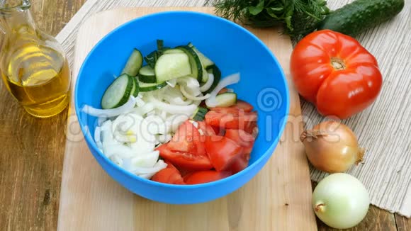 自制素食健康食品人类的手切开多汁的草药和欧芹用来做蔬菜沙拉视频的预览图