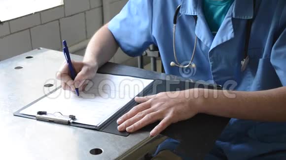 医生在文件上签字视频的预览图