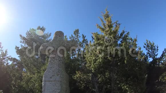 法国比利牛斯山脉的花岗岩十字和灿烂的太阳法国南部的奥德视频的预览图