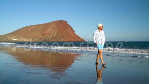 日落时沿着海边散步的快乐男人无忧无虑的现代生活理念西班牙加那利群岛特内里费视频的预览图