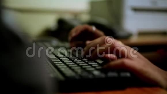女人电脑键盘上打字视频的预览图