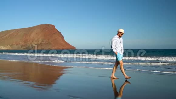 日落时沿着海边散步的快乐男人无忧无虑的现代生活理念西班牙加那利群岛特内里费视频的预览图