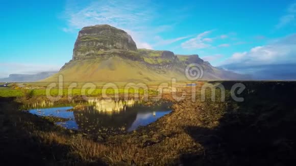 从沿1号公路的空中山地景观出发的美丽的冰岛视频的预览图