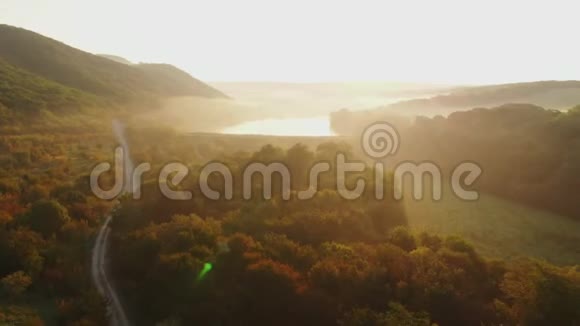 鸟瞰湖和温暖的日落或日出与雾视频的预览图