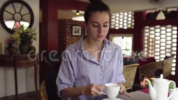 漂亮的女商人在咖啡馆喝茶放松视频的预览图