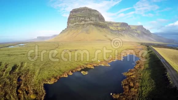 从沿1号公路的空中山地景观出发的美丽的冰岛视频的预览图