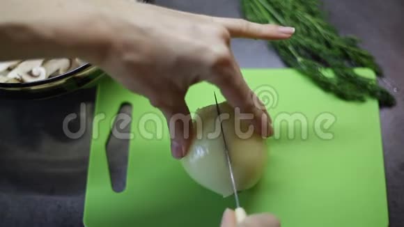 女人把蝴蝶结切在绿色的木板上视频的预览图
