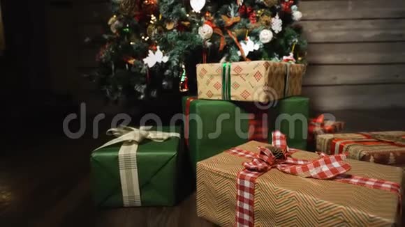 圣诞树和漂亮的礼品盒视频的预览图