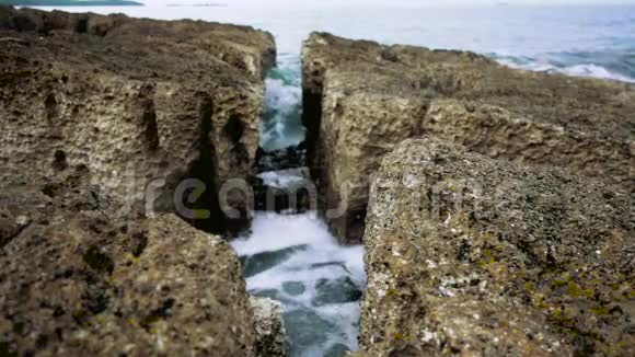 海水撞击岩石水流缓慢视频的预览图