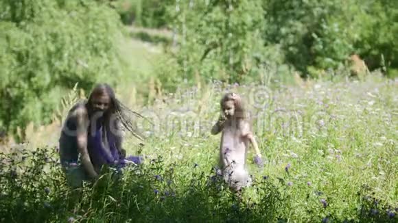 妈妈和她的小女儿在草地上采花视频的预览图