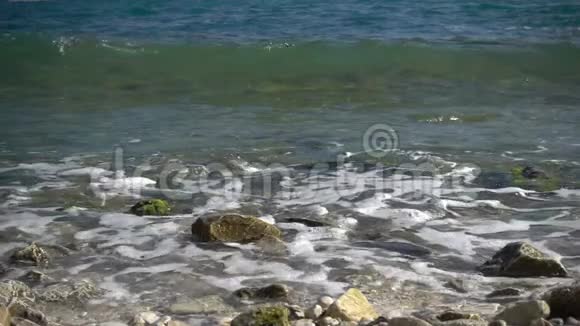 海水撞击岩石水流缓慢视频的预览图