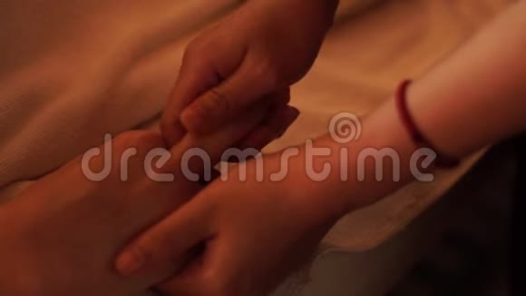 年轻女子在度假水疗沙龙用油进行身体按摩在豪华水疗中心接受手部按摩的年轻女性视频的预览图