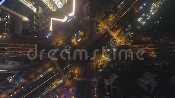 上海复杂道路交叉口中国夜间高空垂直俯视图视频的预览图