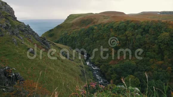 苏格兰高地近海悬崖景观英国斯凯视频的预览图