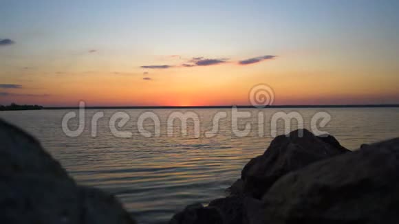 海洋上美丽的日落全景视频的预览图