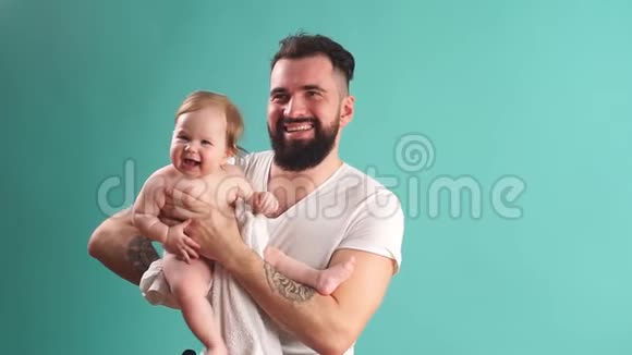 幸福的父亲和他可爱的小女儿的肖像快乐的童年视频的预览图