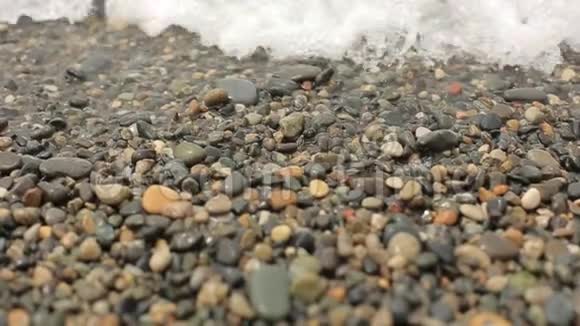 海上冲浪在鹅卵石沙滩上暑假在海上视频的预览图