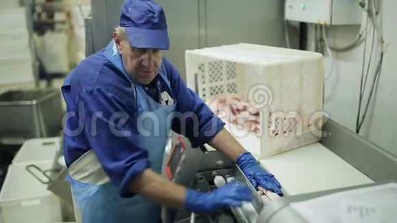 香肠肉末的生产肉脂绞肉机视频的预览图
