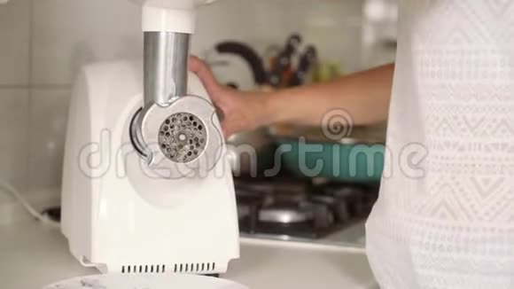 女人用绞肉机磨肉填料特写的准备视频的预览图