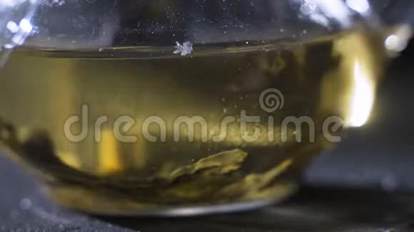 的过程在一个玻璃透明茶壶里冲泡凉茶举行家茶仪式视频的预览图
