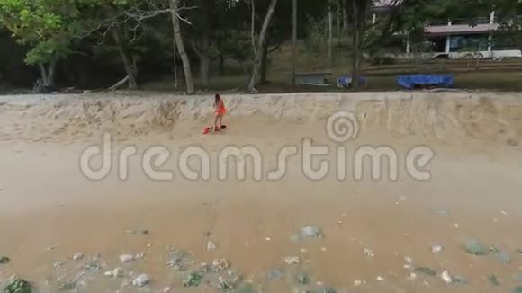 四架直升机无人机如何年轻女子在海滩上换衣服高清飞机泰国视频的预览图