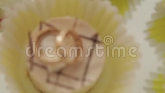 甜布朗尼结婚戒指的宏观摄影高清视频的预览图