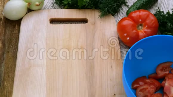 自制素食健康食品用手切多汁的黄瓜做蔬菜色拉视频的预览图