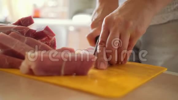 在塑料厨房板上切肉女手特写用刀切肉片视频的预览图