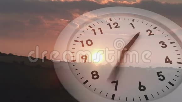 在日落时分采摘时钟视频的预览图