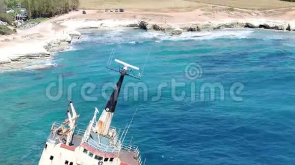 上面的视频海上海岸的鸟瞰图带着破船飞越海岸线地中海和海岸视频的预览图
