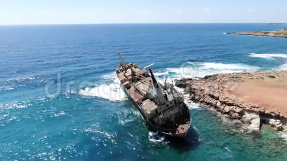 上面的视频海上海岸的鸟瞰图带着破船飞越海岸线地中海和海岸视频的预览图