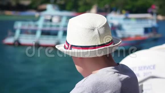 一个孩子站在一艘漂浮的船上眺望远方视频的预览图