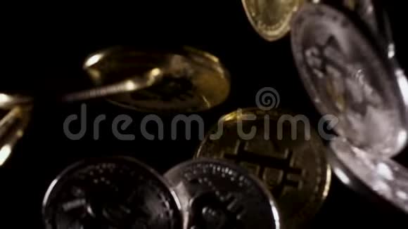 在黑色背景下坠落的硬币慢动作视频的预览图