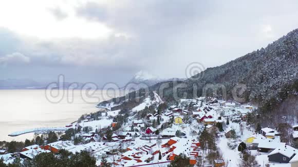 冬季阴天期间挪威莫尔德居民区的鸟瞰图视频的预览图