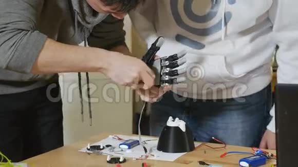 电子仿生假肢工程师在实验室做机器人仿生手臂视频的预览图