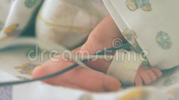医院里新生婴儿的小脚视频的预览图
