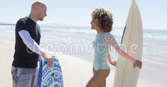 快乐的人在海滩上聊天视频的预览图